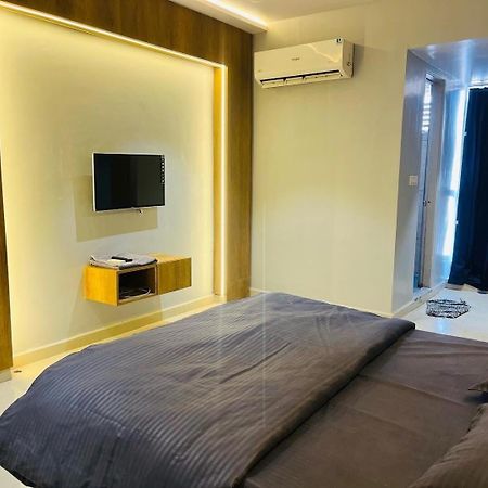 Oyo Florence Hotel Surat Exterior foto